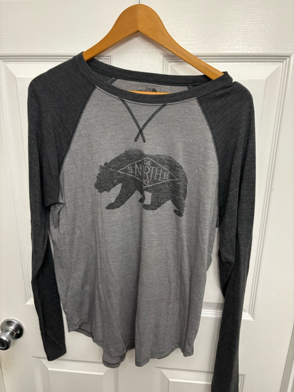The North Face Gray Crewneck Long Sleeve Bear Gorpcore Classic Tee Shirt Men’s L